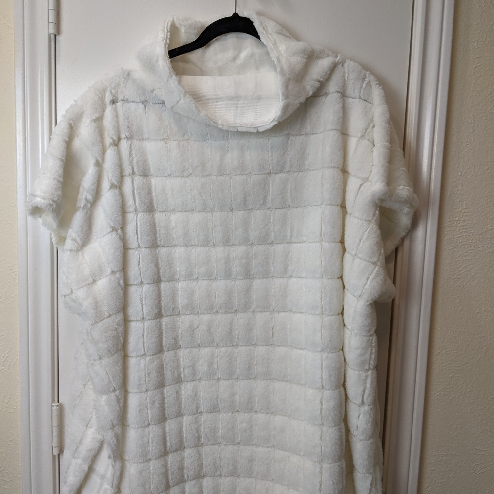 Fashion Nova Soft Fuzzy White Poncho / OS